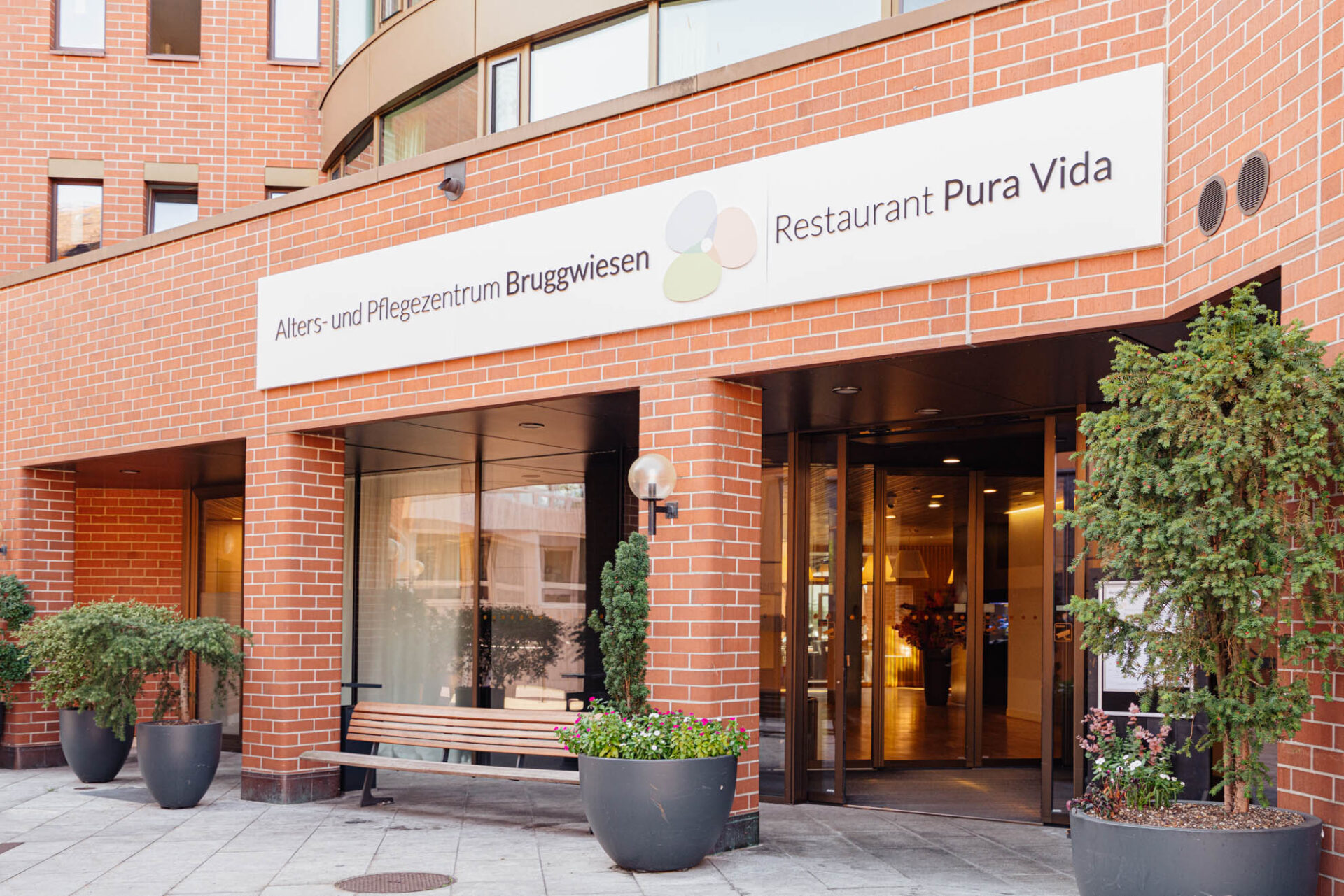 Eingang Alters- und Pflegezentrum Bruggwiesen in Effretikon